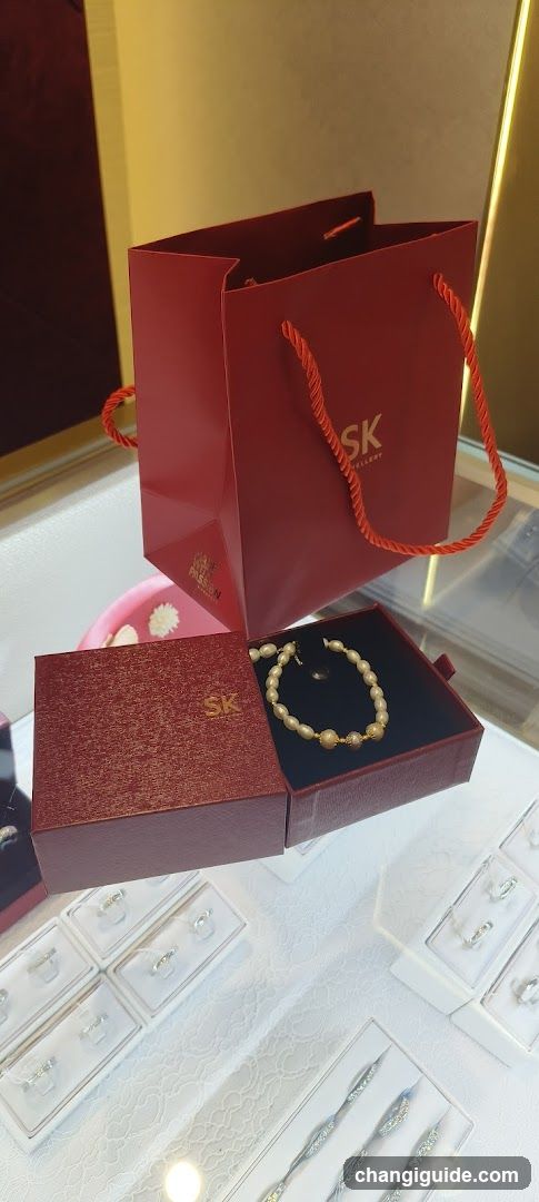 Jewelry Display with Shopping Bag