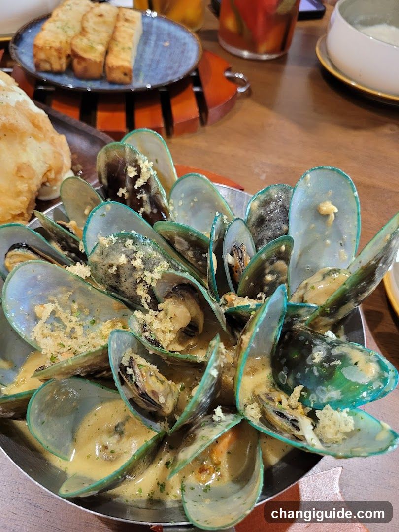Mussels in Cream Sauce with Garlic Bread