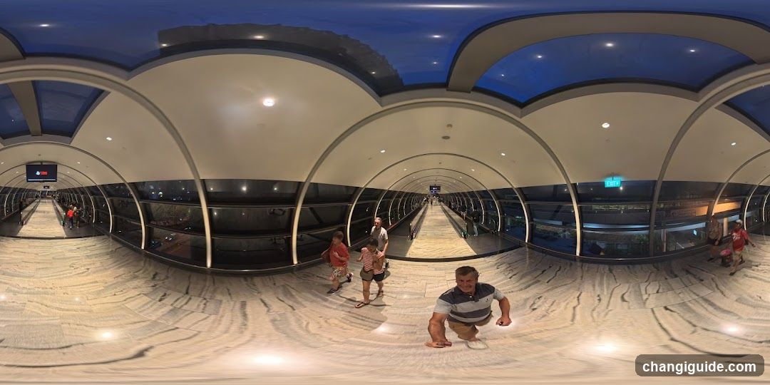 360-degree view of an indoor walkway