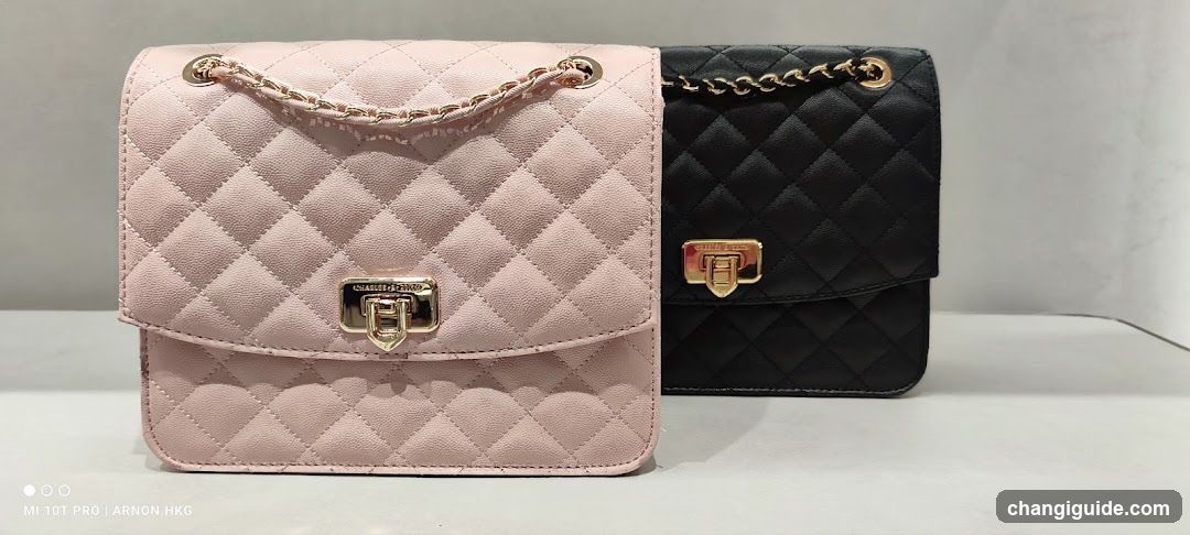 Quilted Chain Shoulder Bags Display